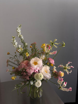 Bouquet of flowers with a gray background
